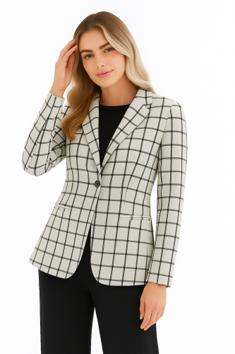 Portret młodej kobiety w marynarce.png