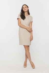 Elegancka beżowa sukienka Bialcon z fantazyjnej tkaniny