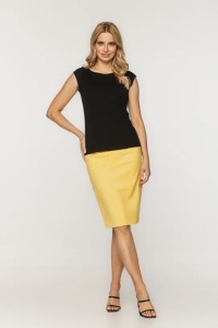 Czarny top marki Bialcon z tkaniny dzianinowej 