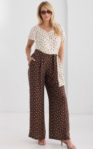 Długie brązowe spodnie w grochy marki Salko 